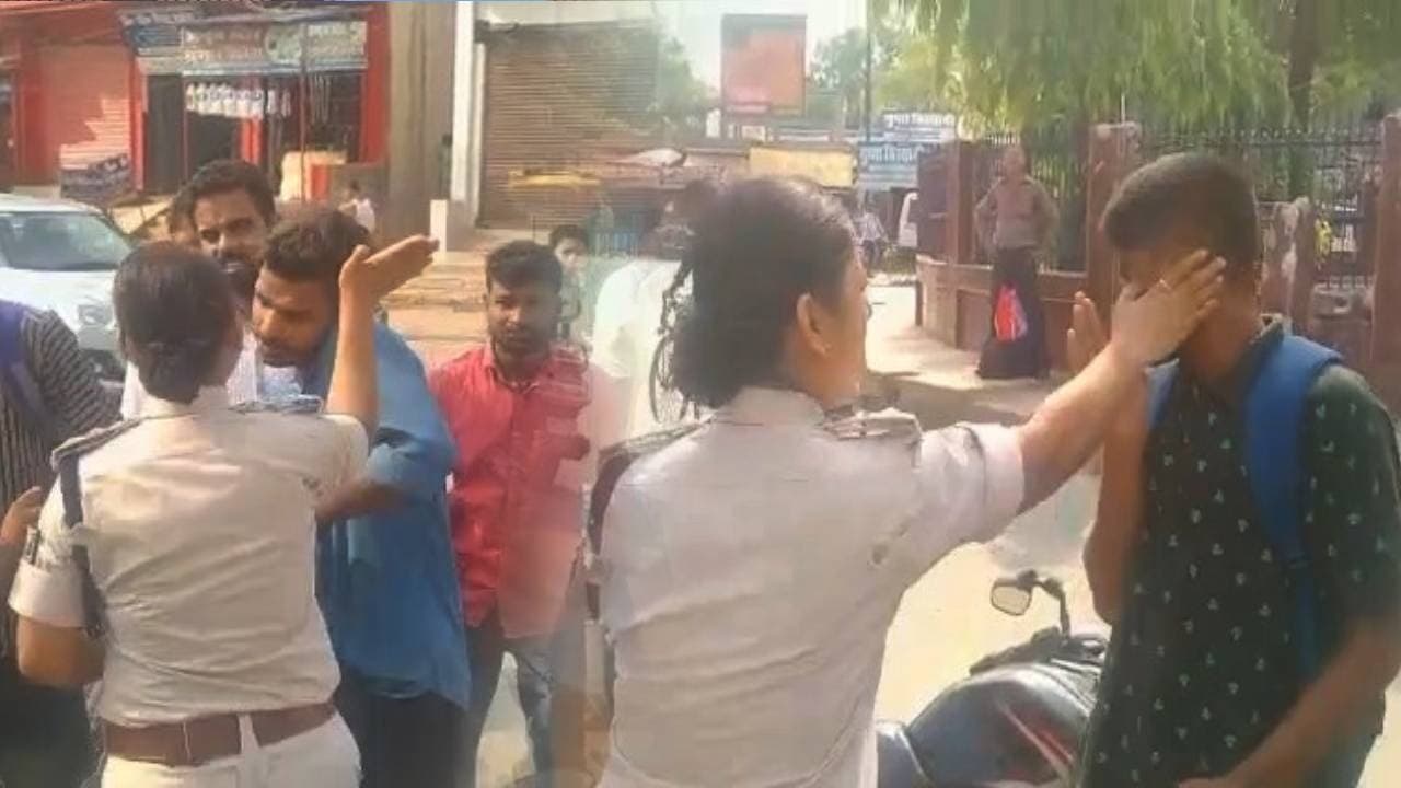 Bihar: рдмрд╛рдЗрдХ рд╕рд╡рд╛рд░ рдпреБрд╡рдХреЛрдВ рдкрд░ DSP рдЬреНрдпреЛрддрд┐ рдХреБрдорд╛рд░реА рдиреЗ рдХреНрдпреЛрдВ рдмрд░рд╕рд╛рдП рдбрдВрдбреЗ рд╡ рдердкреНрдкрдбрд╝? Viral Video рдХреЗ рдмрд╛рд░реЗ рдореЗрдВ рдЬрд╛рдиреЗрдВ
