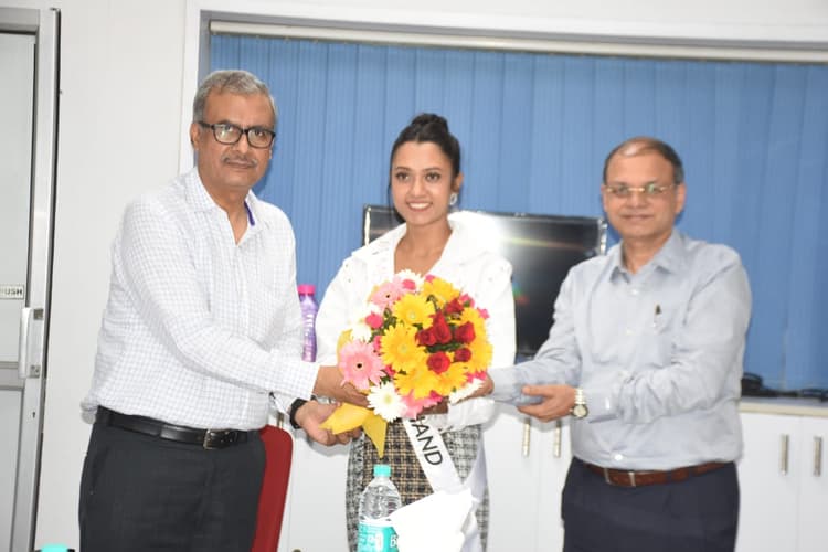 प्रभात खबर ऑफिस पहुंचीं फेमिना मिस इंडिया झारखंड रिया तिर्की, कहा- महिलाएं अपने मुद्दे पर स्वयं खड़ी हों