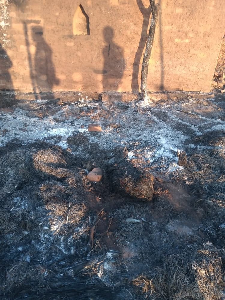 Jharkhand: पलामू में मिट्टी हटाने को लेकर हुए विवाद में जमकर हुई मारपीट, घर में लगा दी आग