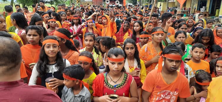 Jharkhand: सिमडेगा के छिंदा नदी से निकली कांवड़ यात्रा, देवी गुड़ी शिव मंदिर में श्रद्धालुओं ने चढ़ाया जल