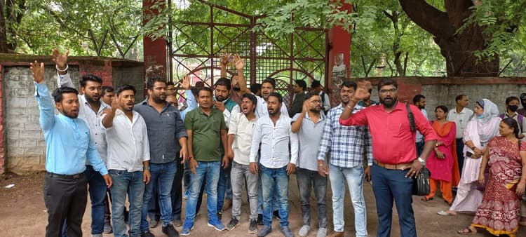 जिस नियम को लेकर विश्वविद्यालयों में हो रहा हंगामा, सरकार ने उसपर कोई फैसला ही नहीं लिया