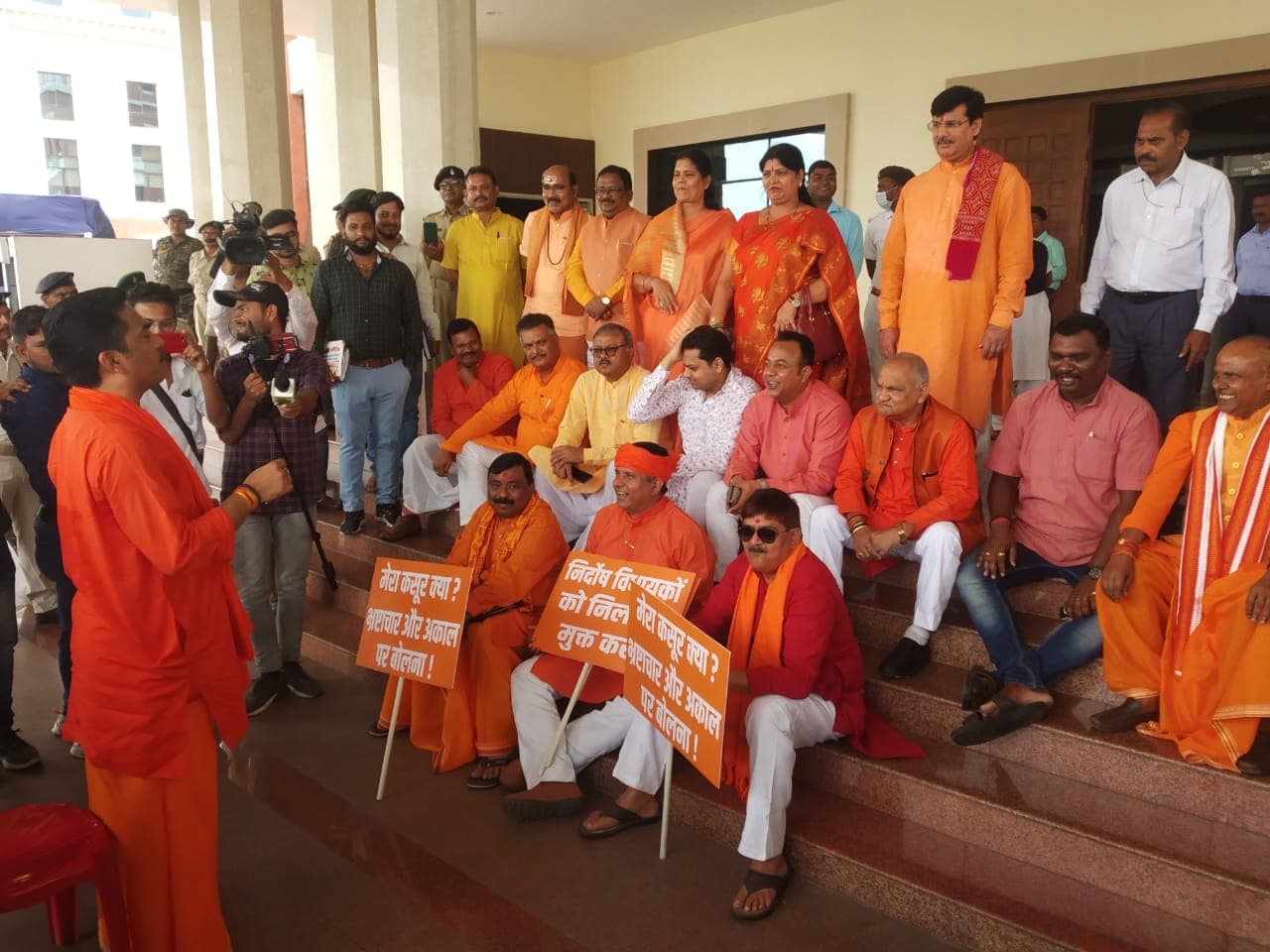 झारखंड विधानसभा की सीढ़ियों में भाजपा विधायकों ने किया डमी सदन आयोजित, अध्यक्ष की भूमिका में दिखे भानू