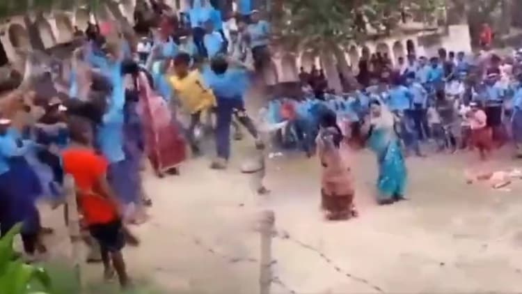 नवादा के स्कूल में स्वतंत्रता दिवस पर लहरिया लूटा ए राजा... पर नाचे शिक्षक और छात्र, देखें वीडियो