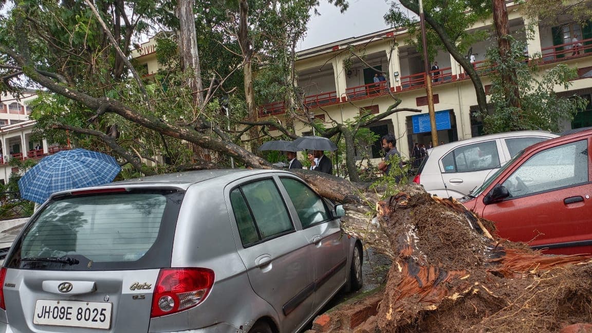 रांची में भारी बारिश से जनजीवन प्रभावित, एयरपोर्ट से सभी उड़ाने कैंसल, तस्वीरों में देखें शहर का हाल