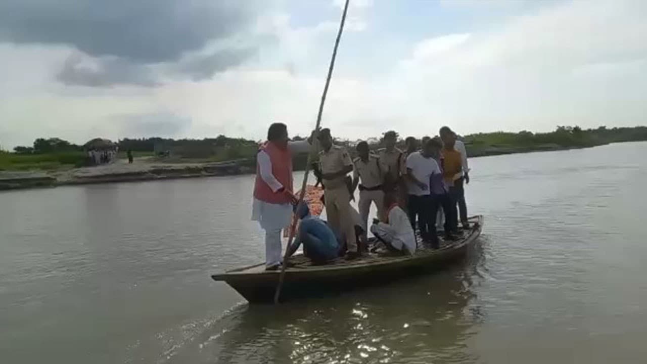 Araria BJP MP बने केवट, थाम ली पतवार, फिर जानें ऐसा क्या हुआ कि वीडियो होने लगा वायरल