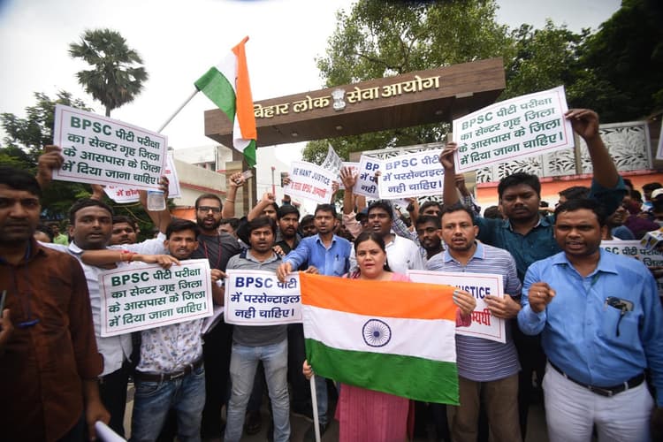 67th BPSC PT Results: बीपीएससी के खिलाफ सड़क पर उतरे गुस्साये छात्र, सीएम आवास जाने से पुलिस ने रोका