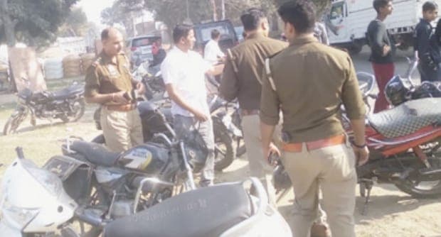 Bareilly News: हथियारों से लैस बदमाशों ने किया हमला, लकड़ी कारोबारी से लूटे सात लाख Bareilly News: हथियारों से लैस बदमाशों ने किया हमला, लकड़ी कारोबारी से लूटे सात लाख