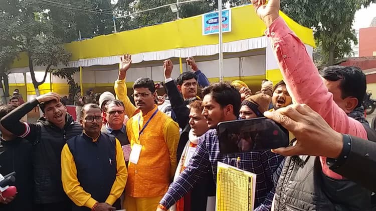 Bihar Municipal Election Result: मोतिहारी में मतगणना में गड़बड़ी को लेकर हंगामा, EVM बदलने का लगा आरोप
