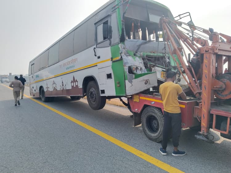 Agra News: आगरा-लखनऊ एक्सप्रेस वे पर भीषण हादसा, ट्रक के पीछे घुसी बस, पांच यात्री घायल
