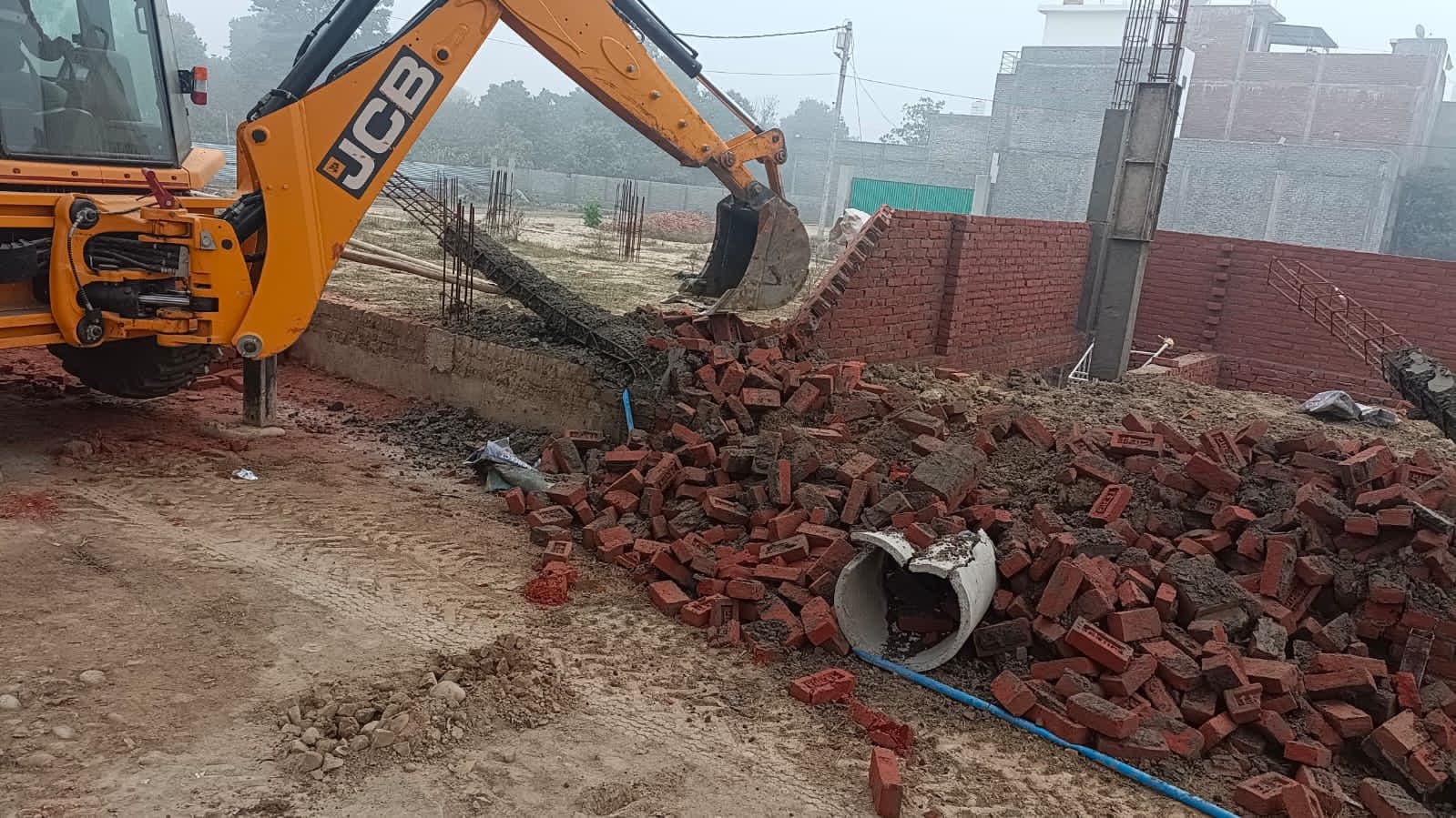 Bareilly News: मिनी बाईपास पर अवैध कॉलोनी में चला बीडीए का बुलडोजर, नवनिर्मित भवनों को गिराया