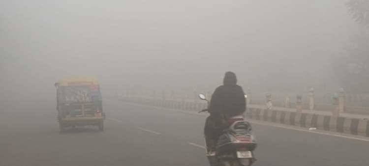 UP Weather Update: पछुआ हवाओं का असर, नए साल में छाया रहेगा घना कोहरा, जानें, कैसा रहेगा आज का मौसम...