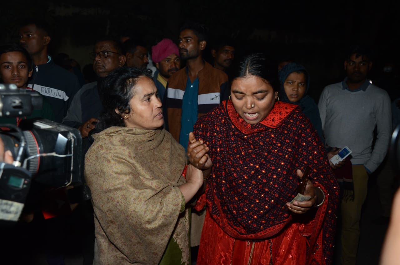 Lucknow News: लखनऊ में भरभराकर गिरी बिल्डिंग, चारों ओर चीख-पुकार, अपनों को तलाशती आंखें, देखें खौफनाक तस्वीरें Lucknow News: लखनऊ में भरभराकर गिरी बिल्डिंग, चारों ओर चीख-पुकार, अपनों को तलाशती आंखें, देखें खौफनाक तस्वीरें