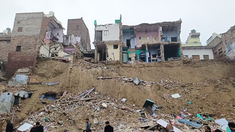 Agra News: पथौली में मकान दिलाने का लोगों ने किया विरोध, प्रशासन मकान लेने का बना रहा दबाव