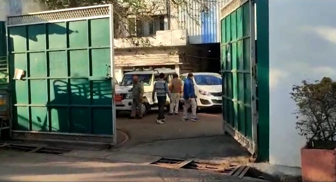 Agra: पूर्व राज्य मंत्री शिव कुमार राठौर के ठिकानों पर सेंट्रल जीएसटी की रेड, कर्मचारियों से हो रही पूछताछ… Agra: पूर्व राज्य मंत्री शिव कुमार राठौर के ठिकानों पर सेंट्रल जीएसटी की रेड, कर्मचारियों से हो रही पूछताछ…