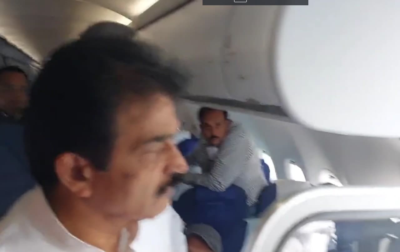 VIDEO: पवन खेड़ा को विमान से उतारने के दौरान हंगामा, कांग्रेस नेताओं के साथ हुई अधिकारियों की बहस