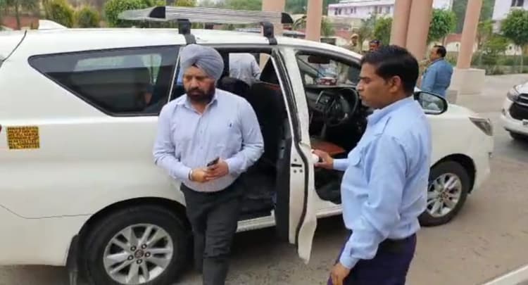 जहरीली शराब कांड की जांच को अलीगढ़ पहुंची मानवाधिकार आयोग की टीम, डीएम के बंद कमरे में दर्ज किये बयान