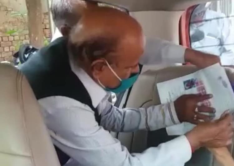 वसीयत के लिए श्मशान घाट पहुंचने से पहले कार रोकी, वकील ने मृत महिला के अंगूठा के निशान लिए, वीडियो हुआ वायरल