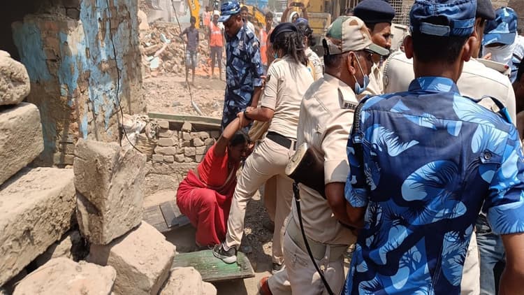बिहार: भागलपुर में चला बुलडोजर, घर के अंदर से निकाल-निकाल कर ढाह दिये मकान