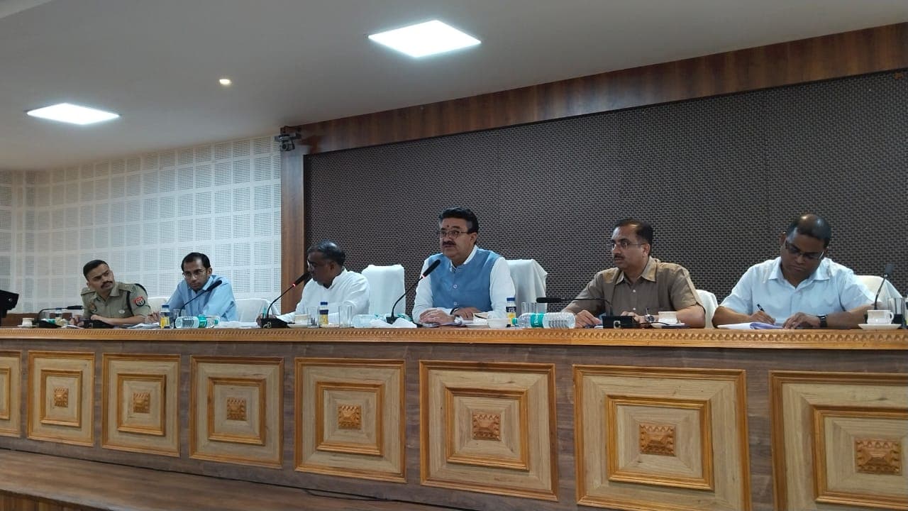 खेल मंत्री ने एसीएस के साथ रोइंग प्रतियोगिता की तैयारियों का लिया जायजा, बोले- बढ़ाना है गोरखपुर का मान