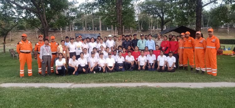 लखनऊ के लक्ष्मण मैदान में लगी आपदा से बचाव की क्लास, डीएम ने देखा बाढ़ में फंसे लोगों को निकालने का हुनर