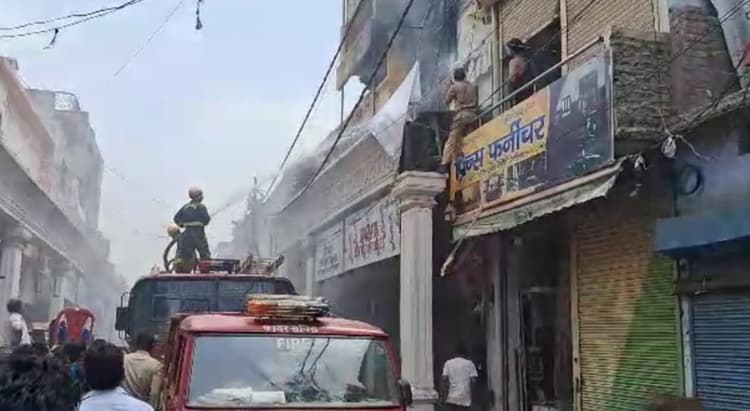 अलीगढ़ में शॉर्ट सर्किट से फर्नीचर के गोदाम में लगी भीषण आग, लाखों रुपये का सामान राख