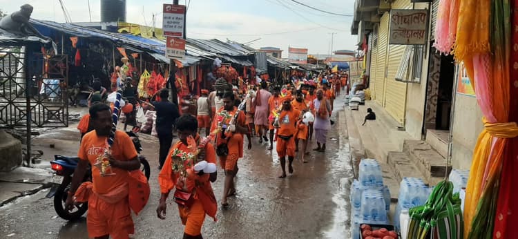 श्रावणी मेला 2023: मलमास का असर, बाबाधाम देवघर में कम हो रही पेड़ा-चूड़ा की खरीदारी