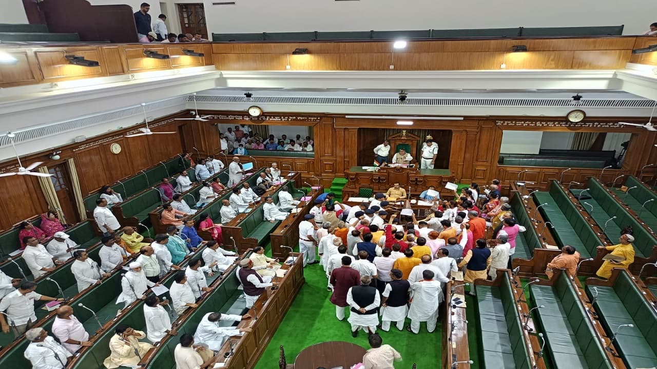 बिहार विधानसभा: तेजस्वी यादव के इस्तीफे की मांग को लेकर जोरदार हंगामा, भाजपा ने रिपोर्टिंग टेबल पर कुर्सी पटका बिहार विधानसभा: तेजस्वी यादव के इस्तीफे की मांग को लेकर जोरदार हंगामा, भाजपा ने रिपोर्टिंग टेबल पर कुर्सी पटका