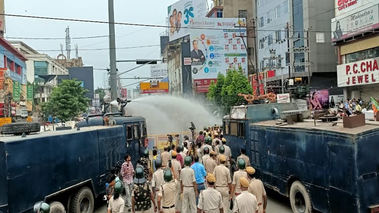 बिहार: भाजपा के विधानसभा मार्च पर पुलिस ने किया लाठीचार्ज, दौड़ा-दौड़ाकर पीटा, विजय कुमार सिन्हा हुए जख्मी