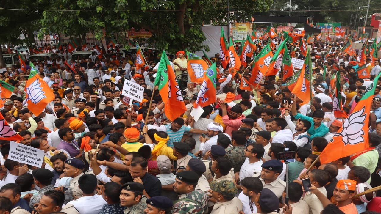 बिहार: लाठीचार्ज मामले में जांच करने पटना पहुंची बीजेपी की टीम, विजय सिंह के परिवार से करेगी मुलाकात बिहार: लाठीचार्ज मामले में जांच करने पटना पहुंची बीजेपी की टीम, विजय सिंह के परिवार से करेगी मुलाकात
