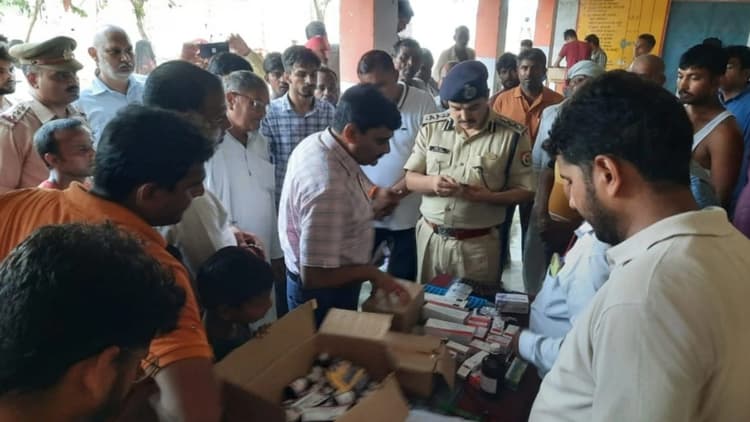 अलीगढ़: टप्पल में बाढ़ से परेशान किसानों का हाल जानने पहुंचे डीएम और एसएसपी, 24 घंटे सुरक्षा का दिया भरोसा