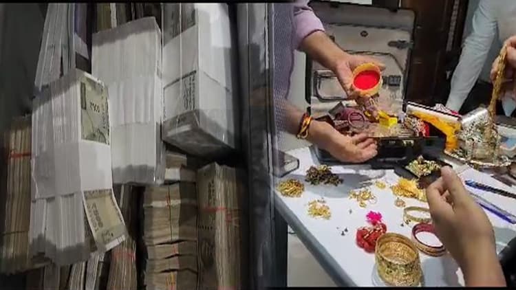 बिहार पुल निर्माण निगम का मालामाल इंजीनियर, निगरानी की छापेमारी में मिले 98 लाख कैश व लाखों के जेवरात