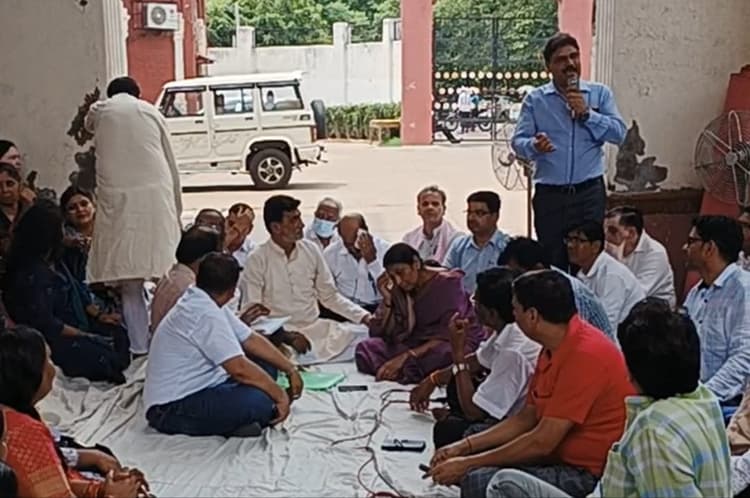 बायोमेट्रिक हाजिरी का विरोध, पुरानी पेंशन के समर्थन में धरना पर बैठे डॉ भीमराव अंबेडकर विश्वविद्यालय के शिक्षक