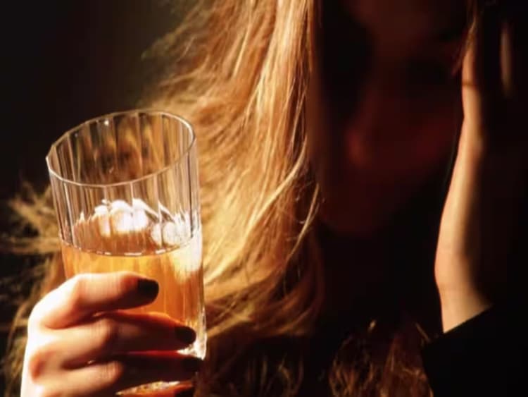 मैनपुरी: व्हिस्की और बियर का कॉकटेल पीने वाली बीवी से परेशान हुआ शख्स, सास बोली- शराब ही पीती है, खून नहीं