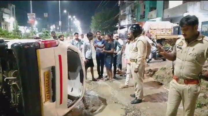 बरेली: सड़क के गड्ढों की वजह से पलटी एंबुलेंस, ड्राइवर पर शराब के नशे में वाहन चलाने का आरोप, जानें पूरा मामला