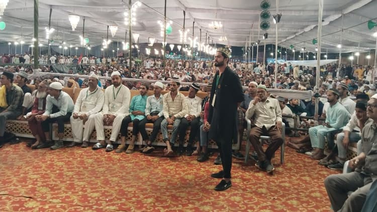 उर्स-ए-रजवी के मंच से उलेमाओं का पैगाम- बच्चियों को मोबाइल से रखें दूर, कई सियासी दलों की चादर हुई पेश