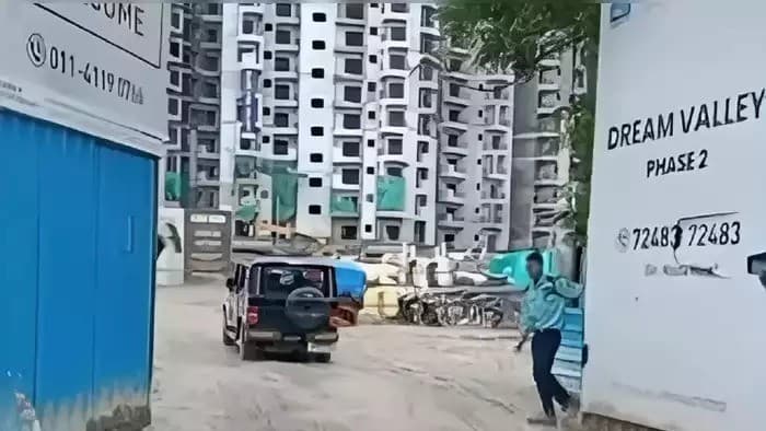 नोएडा: आम्रपाली प्रॉजेक्ट के निर्माणाधीन इमारत की लिफ्ट गिरी, मृतक मजदूरों की संख्या 8 पहुंची