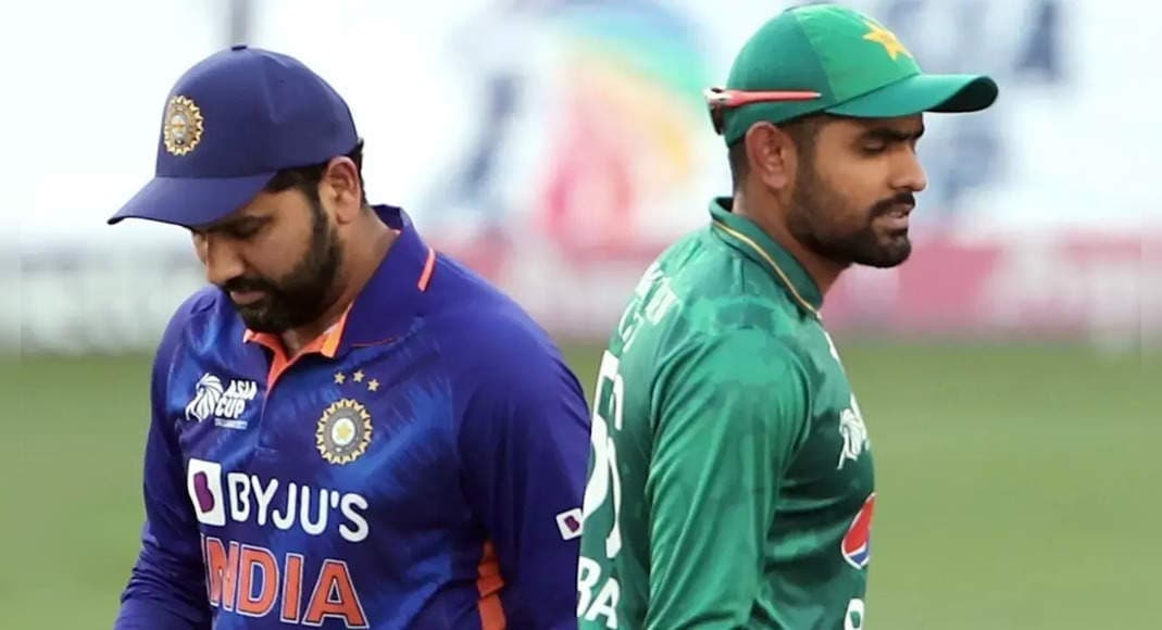 Cricket World Cup: भारत-पाकिस्तान के मुकाबले को लेकर फैंस का दिखा पागलपन, ब्लैक में खरीदे 17 लाख तक के टिकट Cricket World Cup: भारत-पाकिस्तान के मुकाबले को लेकर फैंस का दिखा पागलपन, ब्लैक में खरीदे 17 लाख तक के टिकट
