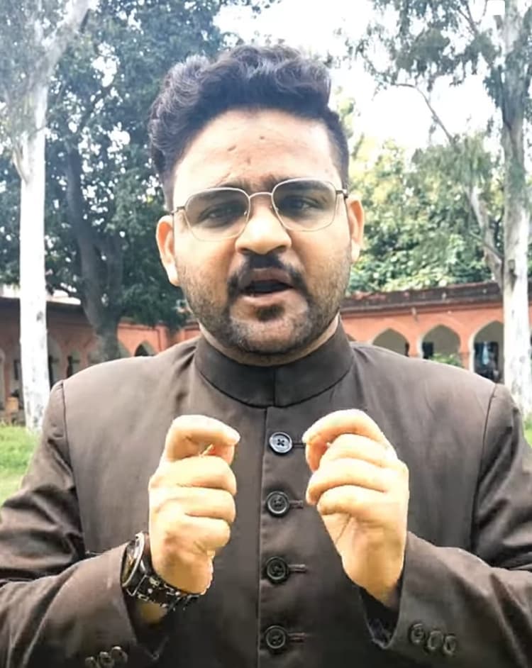 पुलिस ने एएमयू से 14 केसों में नामजद फरहान जुबैरी को दबोचा, छात्रों का हंगामा, शोध छात्र जैद बच निकला