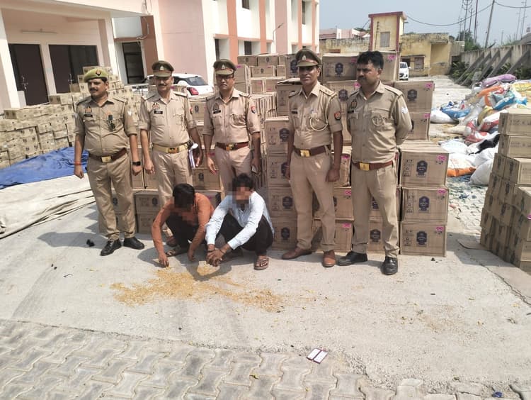 UP News : रूई और भूसे में छिपाकर की जा रही शराब की तस्करी, अलीगढ़ पुलिस ने पकड़ी 70 लाख की शराब