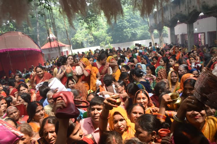 वामन द्वादशी पर बक्सर में निकाली गई भव्य रथयात्रा, श्रद्धालुओं ने लगाई संगम में डुबकी, रथ खींचने की लगी होड़