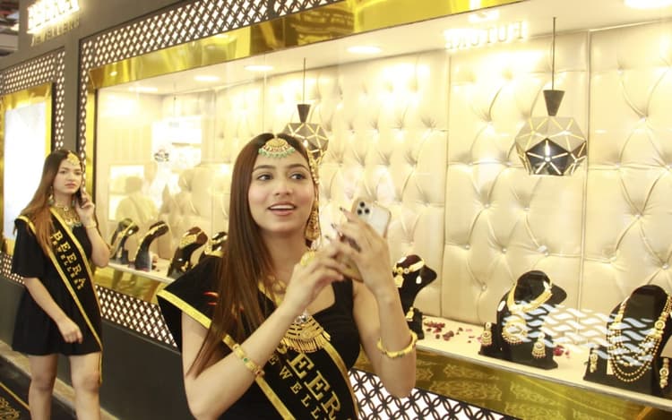 PHOTOS: दिल लूट रहे एक से बढ़कर एक ज्वेलरी कलेक्शन, प्रगति मैदान में लगा तीन दिवसीय दिल्ली ज्वेलरी एंड जेम फेयर