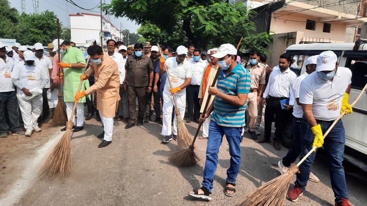 अलीगढ़ में बेसिक शिक्षा मंत्री संदीप सिंह ने झाड़ू चलाकर गंदगी हटाई, स्वच्छता कार्मिकों को किया सम्मानित