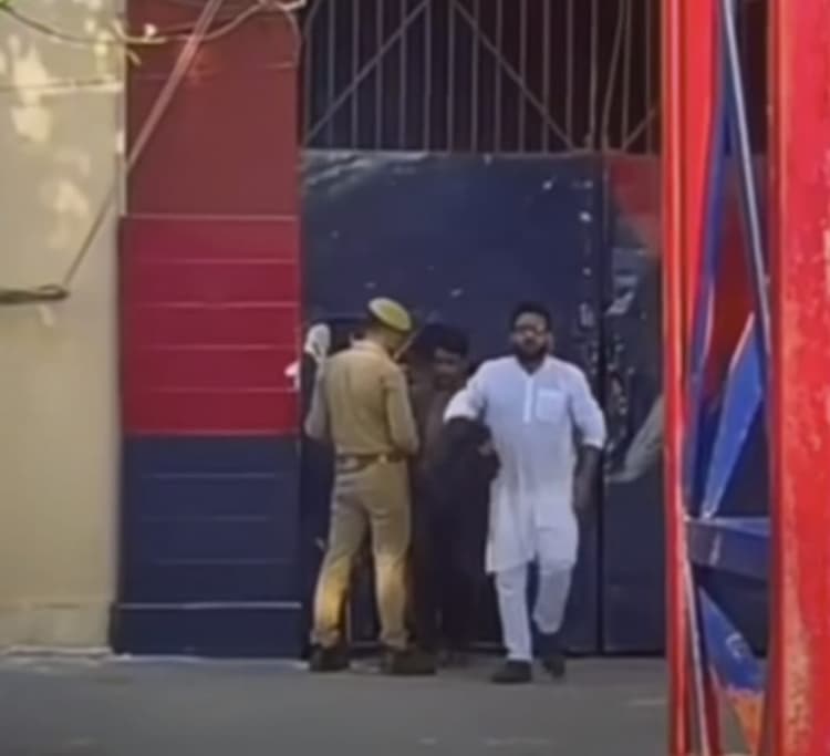 अलीगढ़ : एएमयू हास्टल में हिन्दू युवक की पिटाई मामले में छात्रनेता को मिली जमानत, समर्थकों ने फूल माला पहनाईं
