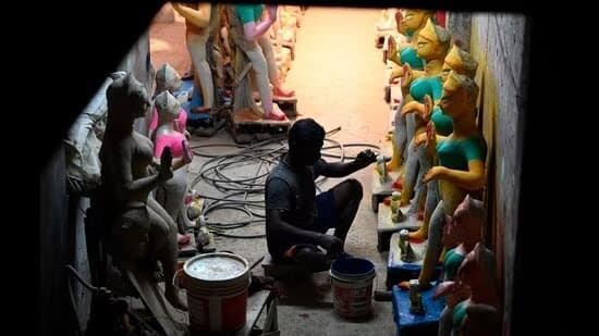 लखनऊ में शारदीय नवरात्रि की धूम, बंगाल के मूर्तिकारों की मूर्ति की है भारी डिमांड, जानें क्या है खास