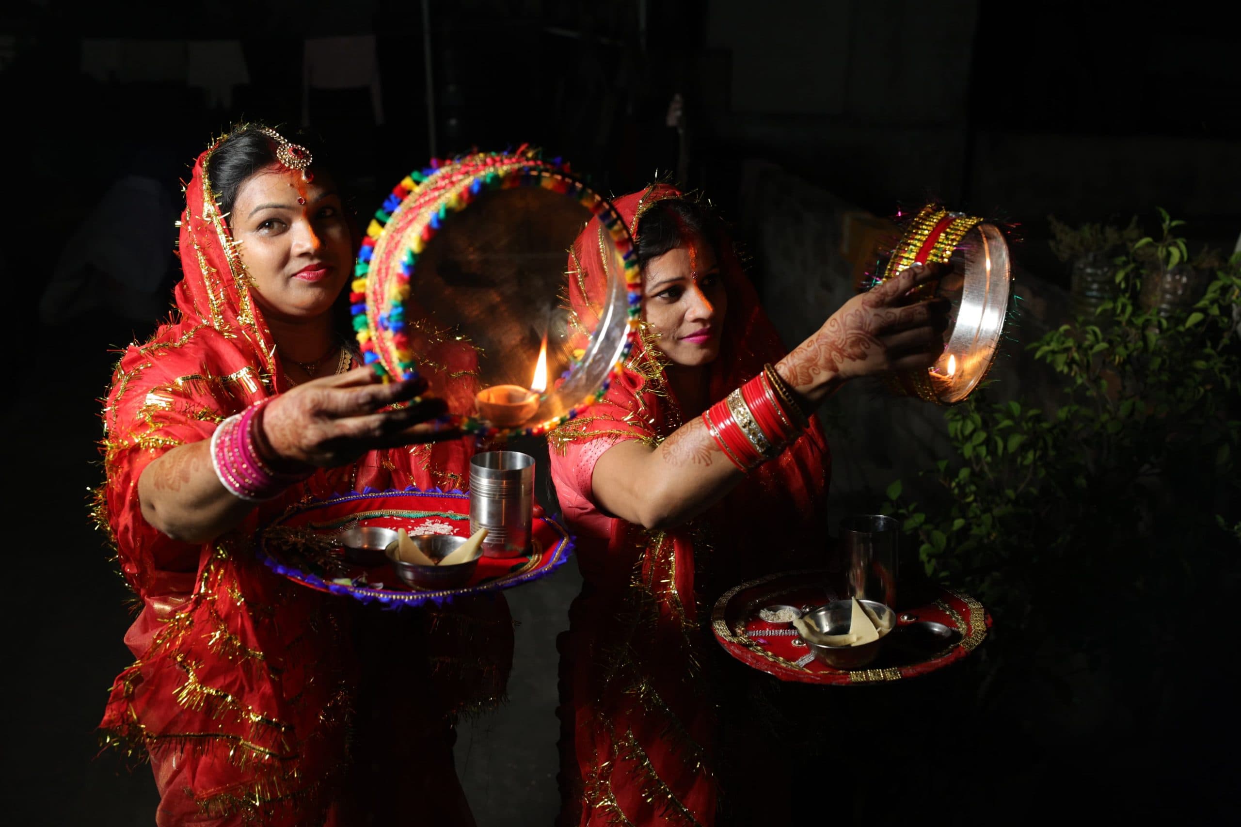 PHOTOS: मेरे सजना की लंबी उमरिया हो... सुहागिन महिलाओं ने किया चांद का दीदार, मनाया करवा चौथ