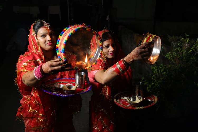 PHOTOS: मेरे सजना की लंबी उमरिया हो... सुहागिन महिलाओं ने किया चांद का दीदार, मनाया करवा चौथ