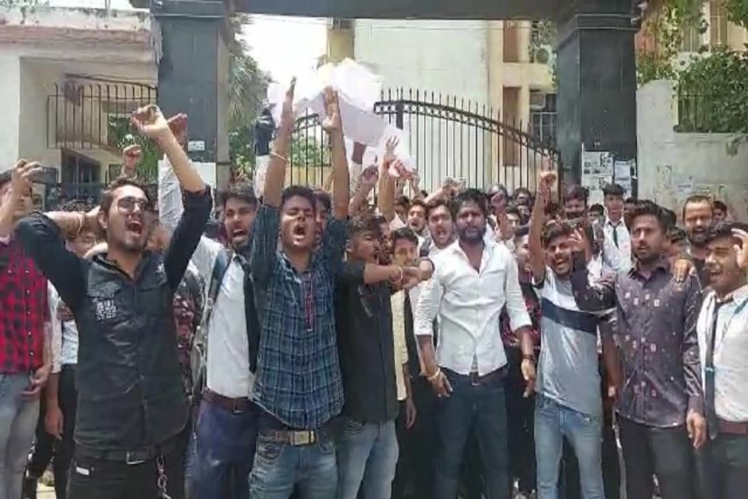 पाटलिपुत्र यूनिवर्सिटी में छात्रों का हंगामा, परीक्षा नियंत्रक को हटाने सहित कई मांगो को लेकर प्रदर्शन