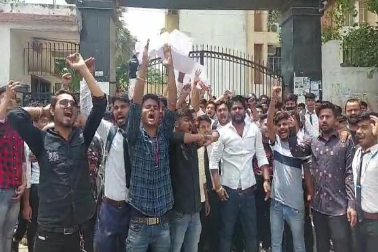 पाटलिपुत्र यूनिवर्सिटी में छात्रों का हंगामा, परीक्षा नियंत्रक को हटाने सहित कई मांगो को लेकर प्रदर्शन