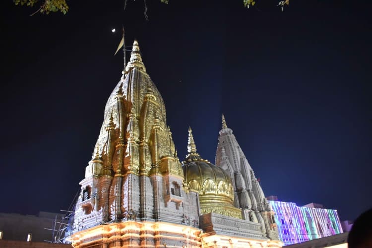 काशी विश्वनाथ मंदिर की दीवार हो रही स्वर्णमंडित, 10 दिन में स्वर्णिम आभा से दमकने लगेगा बाबा का दरबार