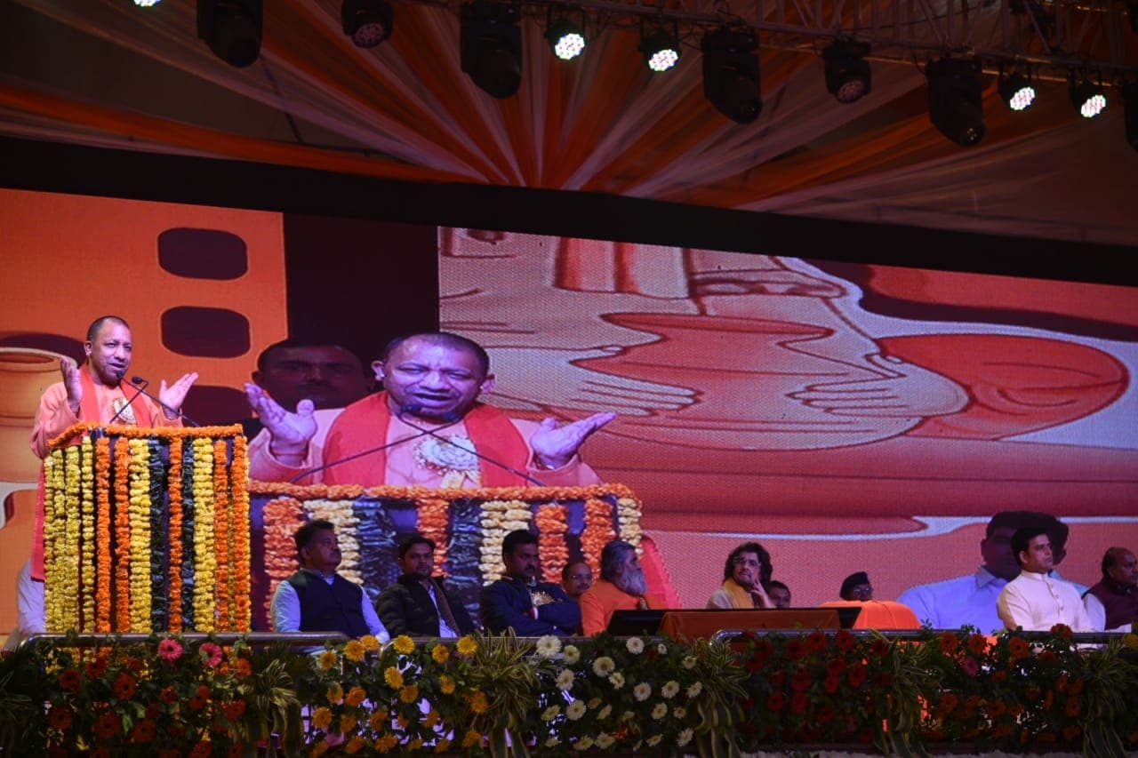 Gorakhpur Festival 2023: मुख्यमंत्री योगी बोले- छह सालों में विकास की नई आभा के साथ आगे बढ़ा है गोरखपुर Gorakhpur Festival 2023: मुख्यमंत्री योगी बोले- छह सालों में विकास की नई आभा के साथ आगे बढ़ा है गोरखपुर